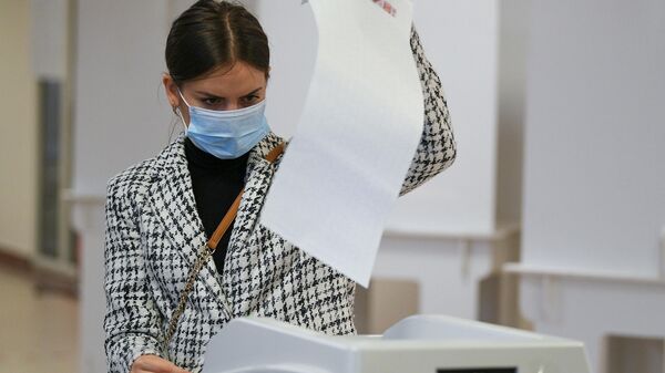 Девушка голосует на избирательном участке - Sputnik Тоҷикистон