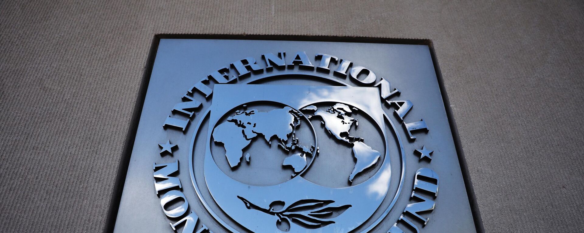 Табличка с логотипом Международного валютного фонда на стене здания МВФ. - Sputnik Таджикистан, 1920, 21.09.2021