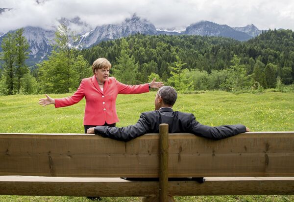 Канцлер Германии Ангела Меркель во время ожесточенного спора с президентом США Бараком Обамой в отеле Schloss Elmau недалеко от Гармиш-Партенкирхена, Германия, во время саммита G-7. Архивное фото от 8 июня 2015 года. - Sputnik Таджикистан