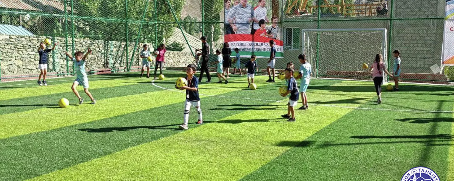 В Хороге была построена и сдана в эксплуатацию еще одна футбольная площадка - Sputnik Тоҷикистон, 1920, 22.09.2021