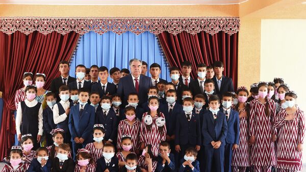 Президент Таджикистана Эмомали Рахмон встретился с сиротами Раштского района - Sputnik Таджикистан