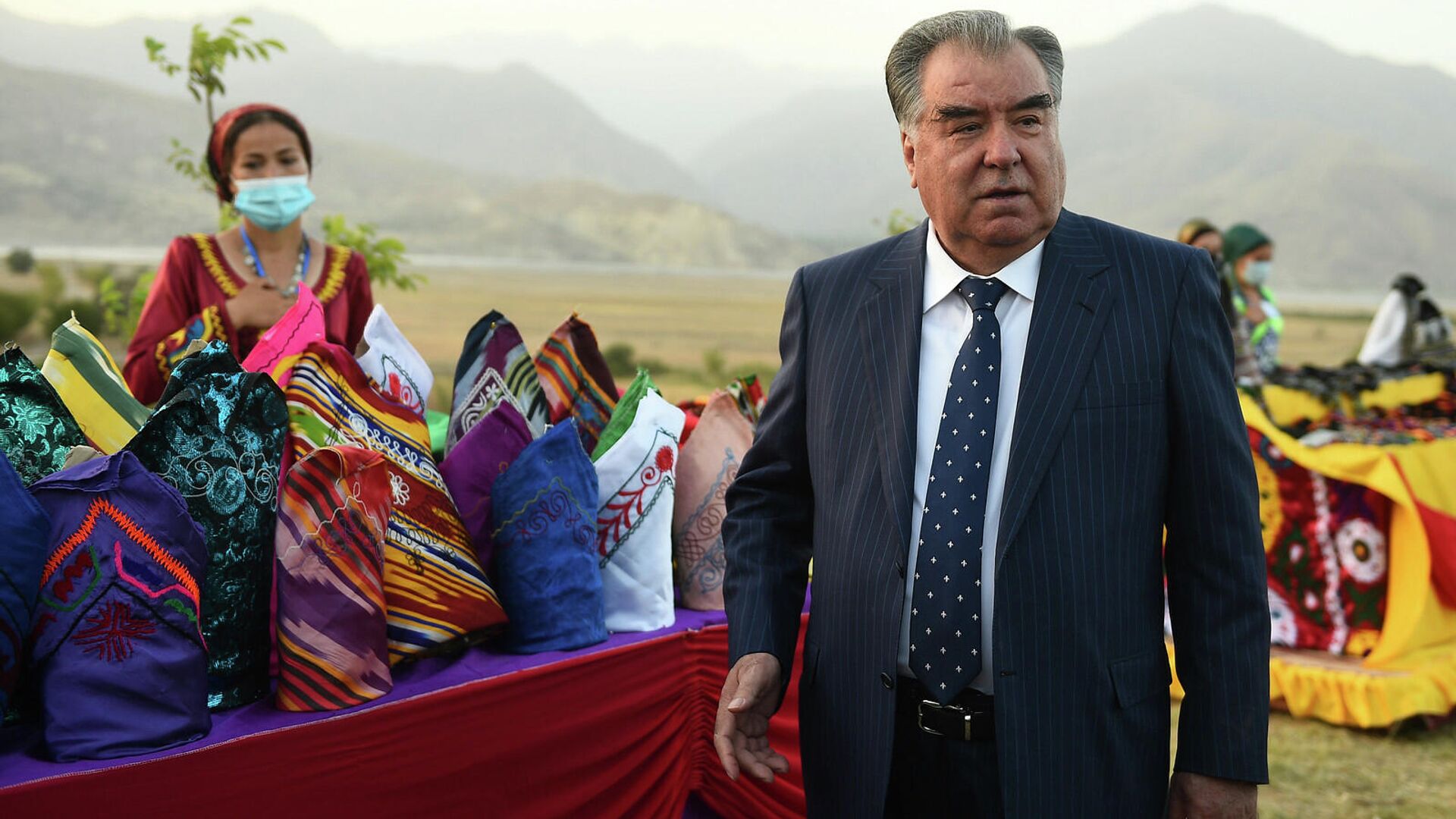 Президент Таджикистана Эмомали Рахмон во время рабочей поездки по регионам Таджикистана  - Sputnik Таджикистан, 1920, 01.11.2022