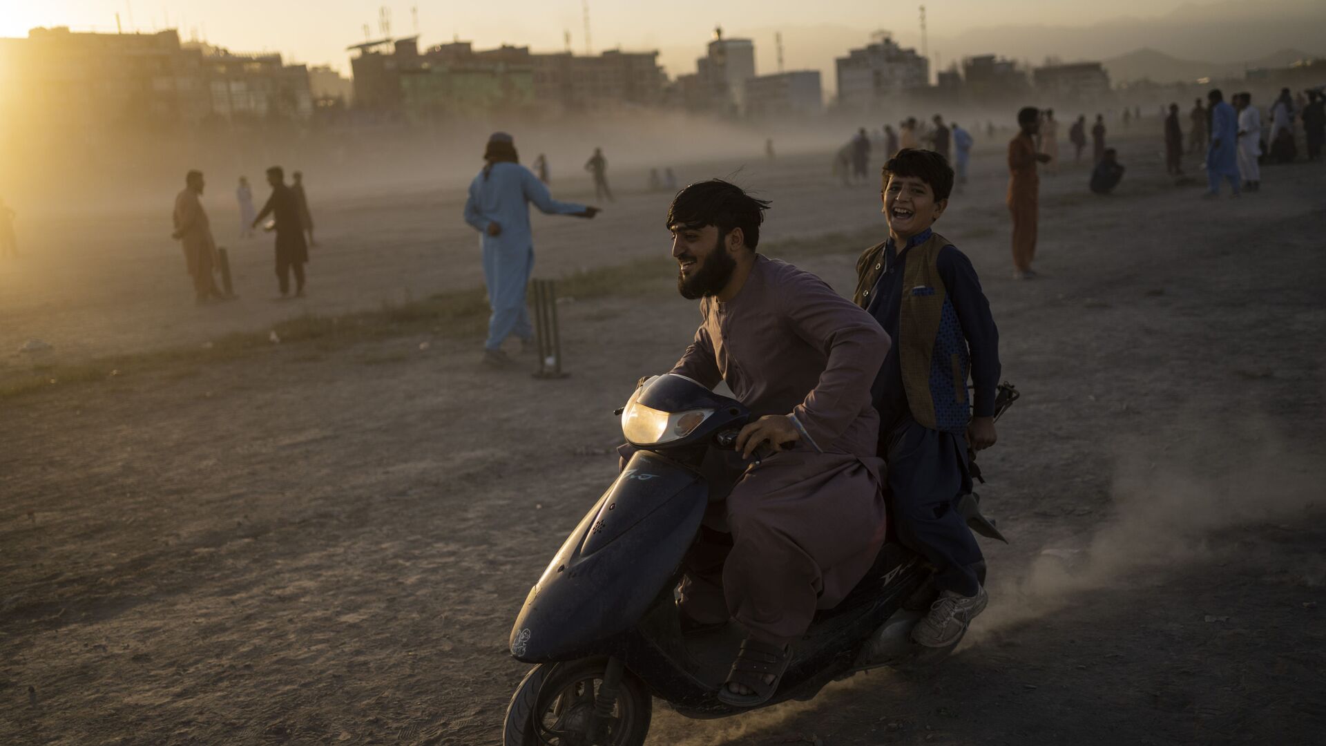Афганцы катаются на скутере в парке Чаман-э-Хозари в Кабуле - Sputnik Таджикистан, 1920, 27.07.2022