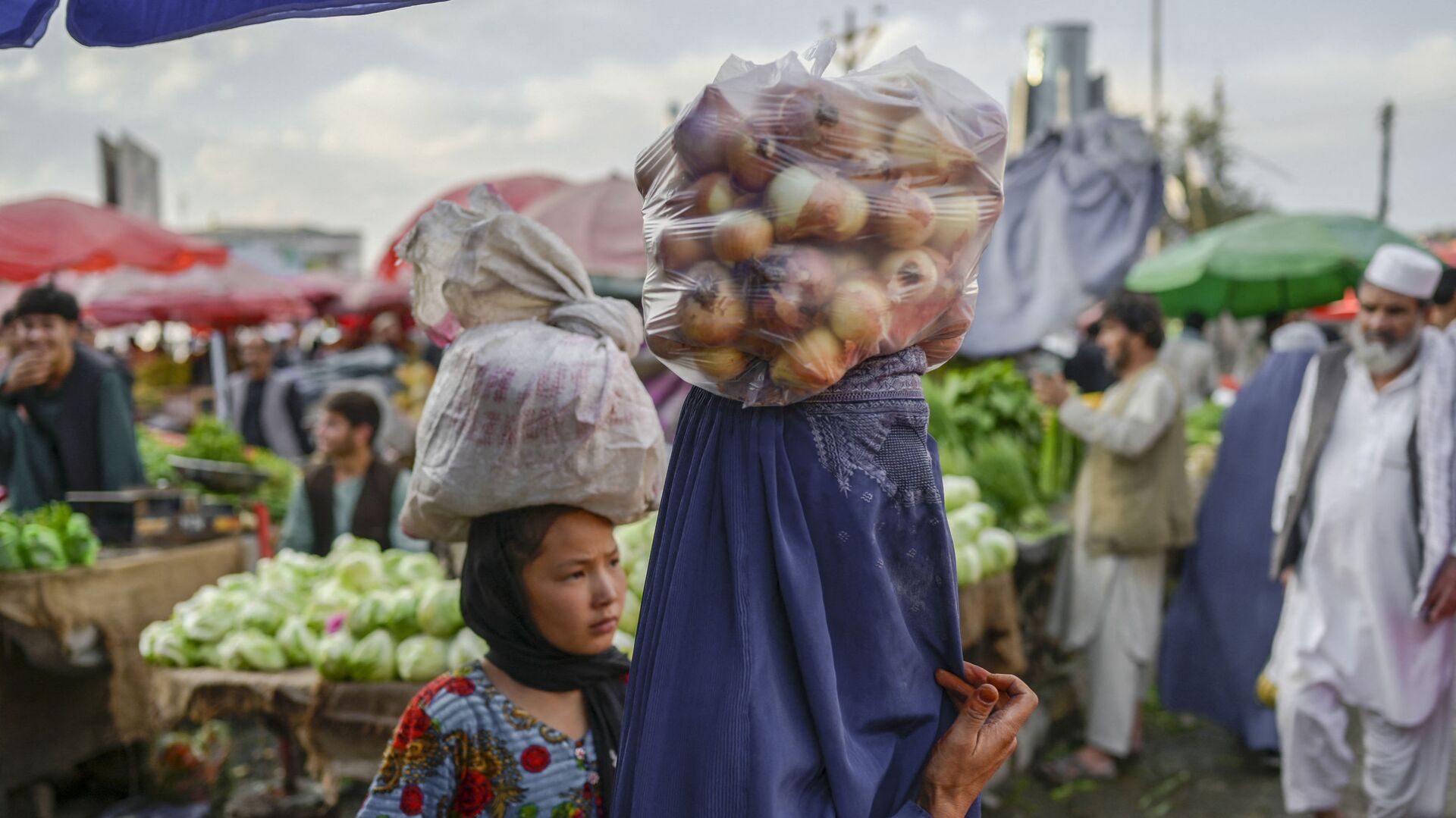 Женщина в парандже несет на голове мешок с луком на рынке в Кабуле - Sputnik Тоҷикистон, 1920, 20.12.2021