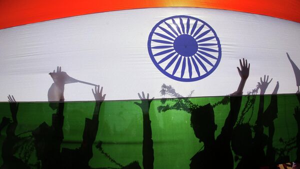 Силуэты людей на фоне национального флага Индии - Sputnik Таджикистан