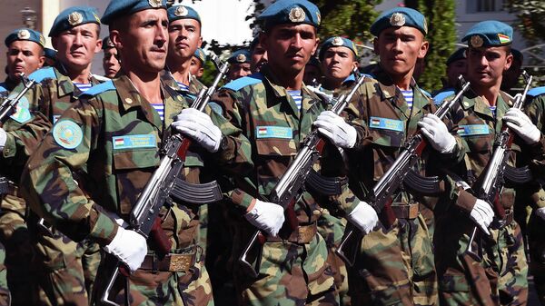 Вооруженные силы Таджикистана на военном параде в Дарвозском районе Вооруженные силы Таджикистана на военном параде в Дарвозском районе - Sputnik Тоҷикистон
