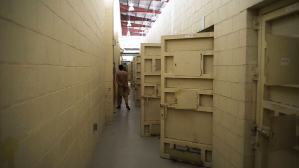 Мужчина идет по коридору тюрьмы на авиабазе Баграм в Парване, Афганистан - Sputnik Тоҷикистон