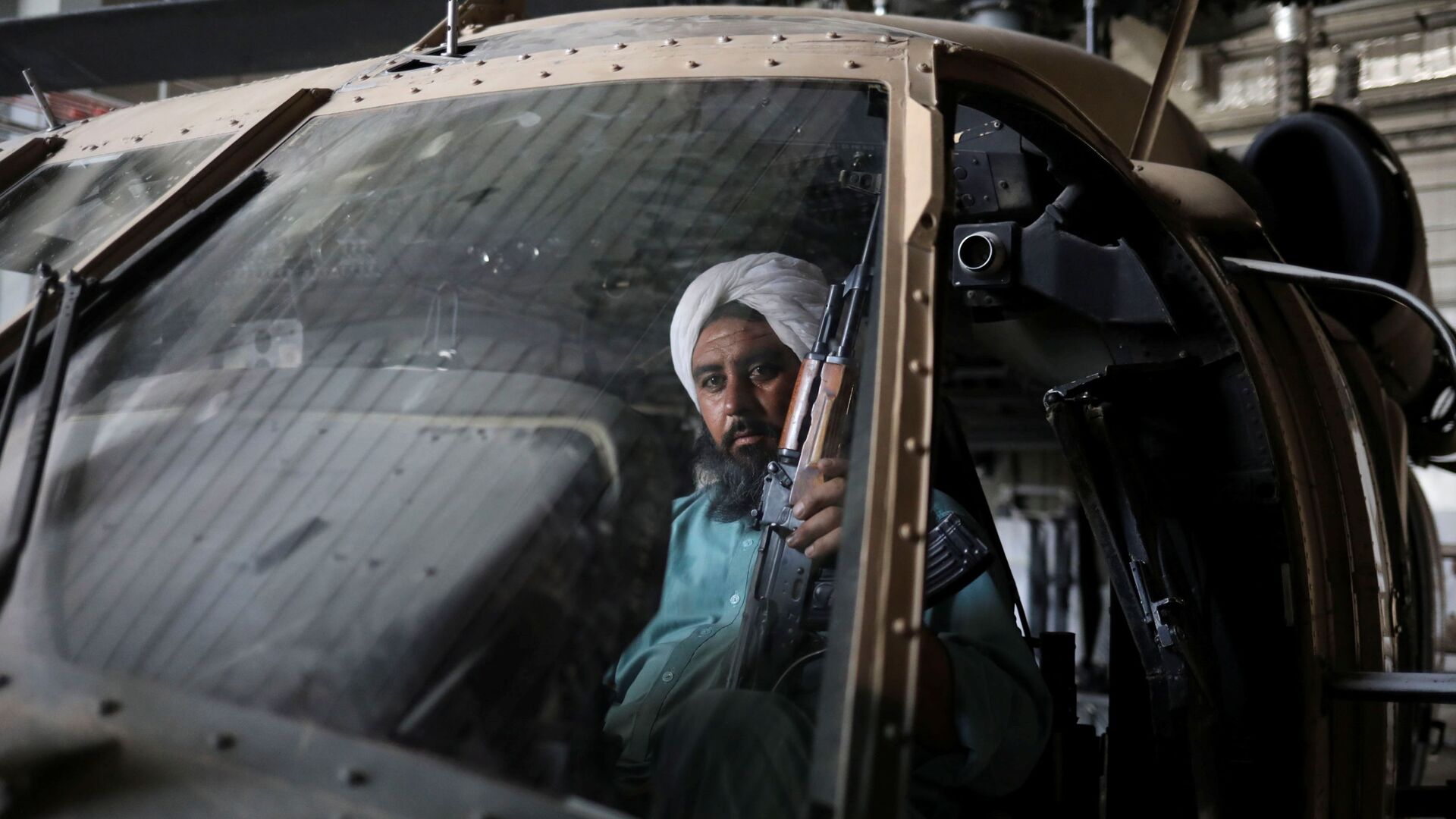 Боевики Талибана* на бывшей американской авиабазе Баграм в Парване, Афганистан - Sputnik Таджикистан, 1920, 15.10.2021