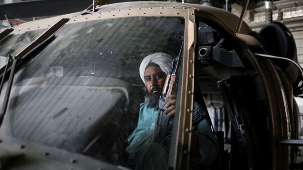 Боевики Талибана* на бывшей американской авиабазе Баграм в Парване, Афганистан - Sputnik Тоҷикистон