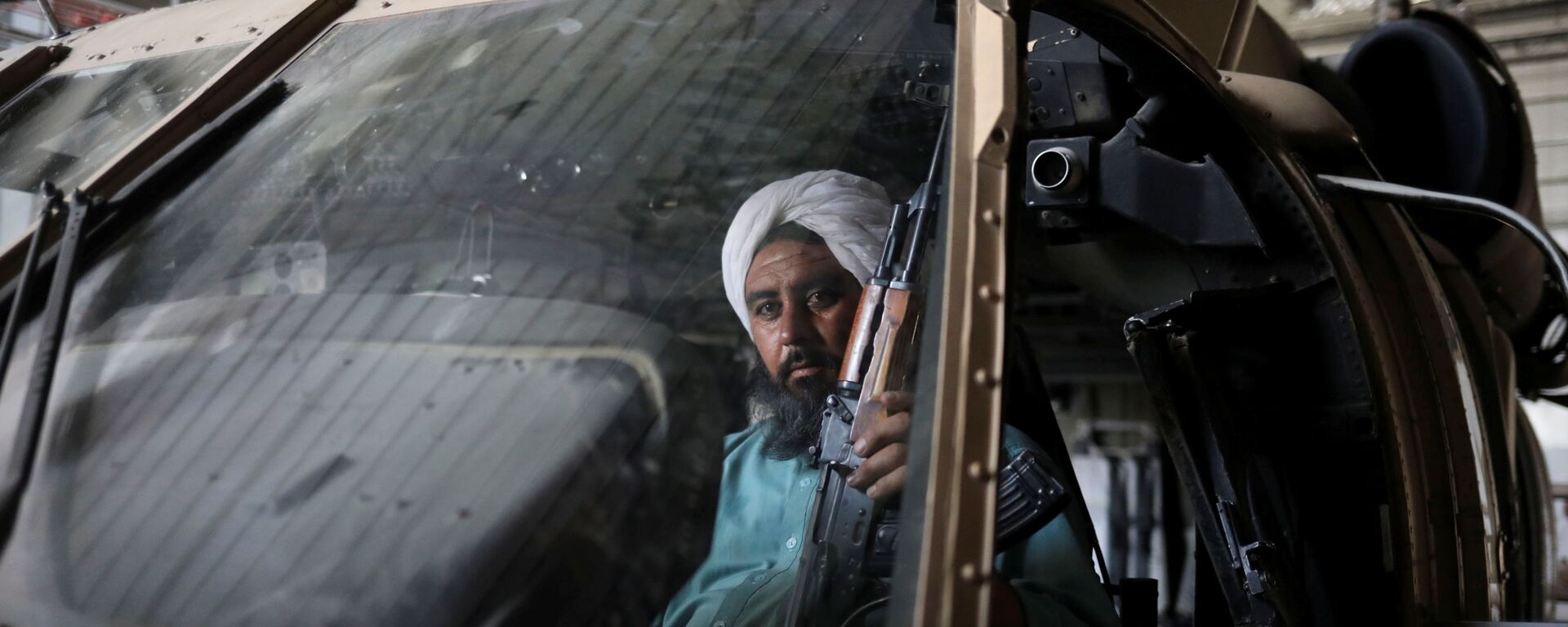 Боевики Талибана* на бывшей американской авиабазе Баграм в Парване, Афганистан - Sputnik Тоҷикистон, 1920, 15.10.2021