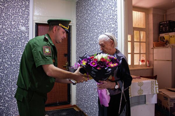 От имени всей 201-й РВБ военные вручили ветерану цветы и поздравительный адрес. - Sputnik Таджикистан