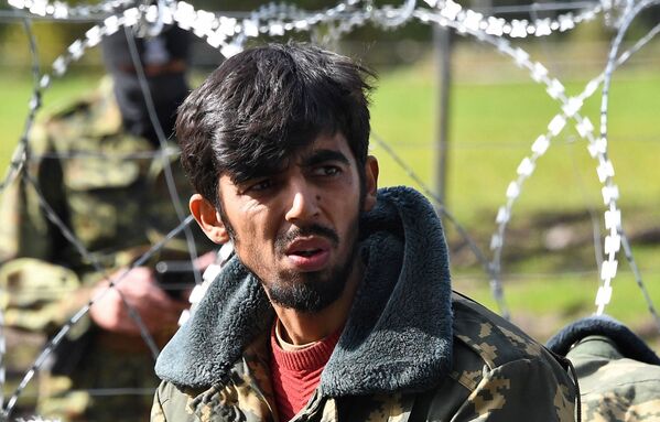 Мужчина в лагере нелегальных мигрантов. - Sputnik Таджикистан