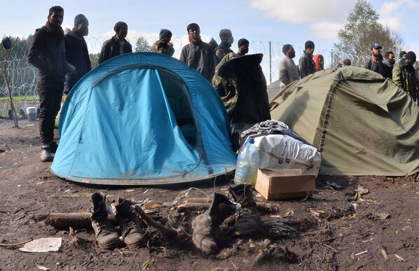Из-за плохой погоды в хлипкие палатки затекает дождевая вода, и беженцы вынуждены мерзнуть. - Sputnik Таджикистан