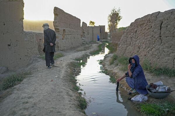 Население Бамиана настроено против режима талибов. А в кадр фотокорреспондента, в основном, попали женщины дети и старики. - Sputnik Таджикистан