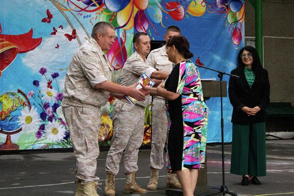 Российские военнослужащие в Таджикистане поздравили преподавателей школы МО РФ с профессиональным праздником - Sputnik Тоҷикистон