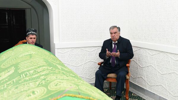 Президент Республики Таджикистан Эмомали Рахмон молится в мавзолее Мир Саид Али Хамадони в Кулябе - Sputnik Тоҷикистон