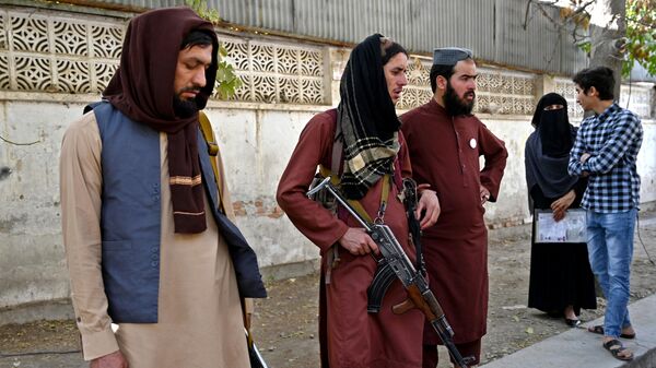 Талибы стоят на улице - Sputnik Таджикистан