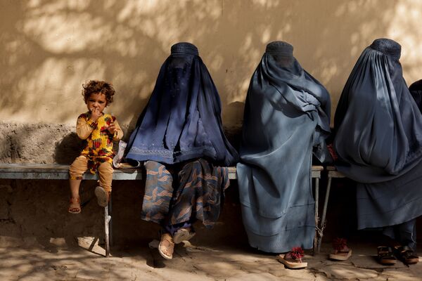 Большинство женщин в Кабуле теперь ходят только в бурках, чтобы избежать лишнего внимания со стороны новых властей. - Sputnik Таджикистан