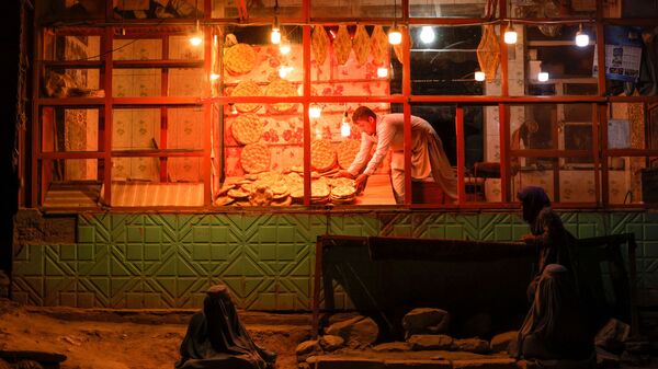 Женщина в бурке у пекарни в Кабуле  - Sputnik Таджикистан