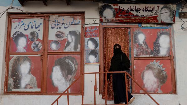 Женщина в никабе у салона красоты в Кабуле  - Sputnik Тоҷикистон