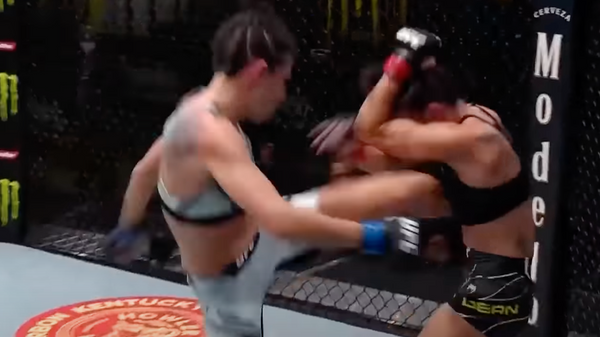 Эффектные и страшные моменты UFC Vegas 39 в одном видео - Sputnik Таджикистан
