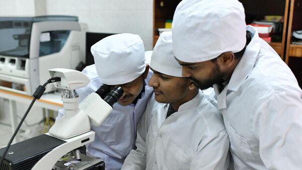 Иностранные студенты на занятиях в лаборатории электронной микроскопии Медицинской академии имени С. И. Георгиевского в Симферополе.  - Sputnik Таджикистан
