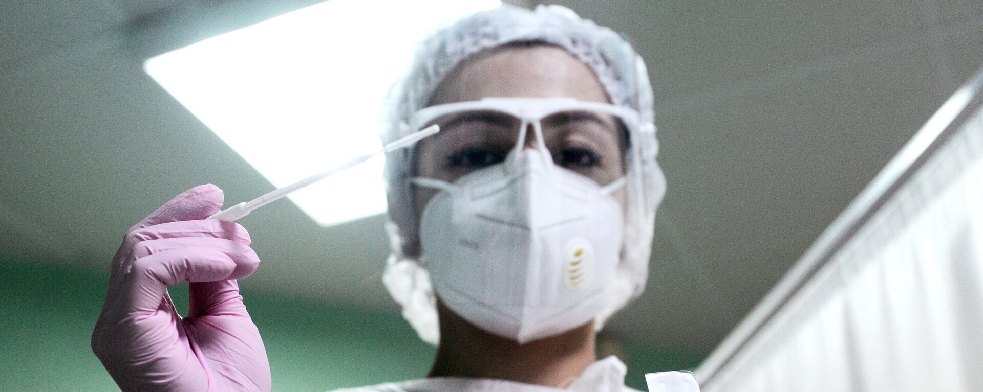 Медицинская сестра с универсальным зондом для взятия ПЦР-теста на коронавирус COVID-19 - Sputnik Тоҷикистон, 1920, 23.12.2023