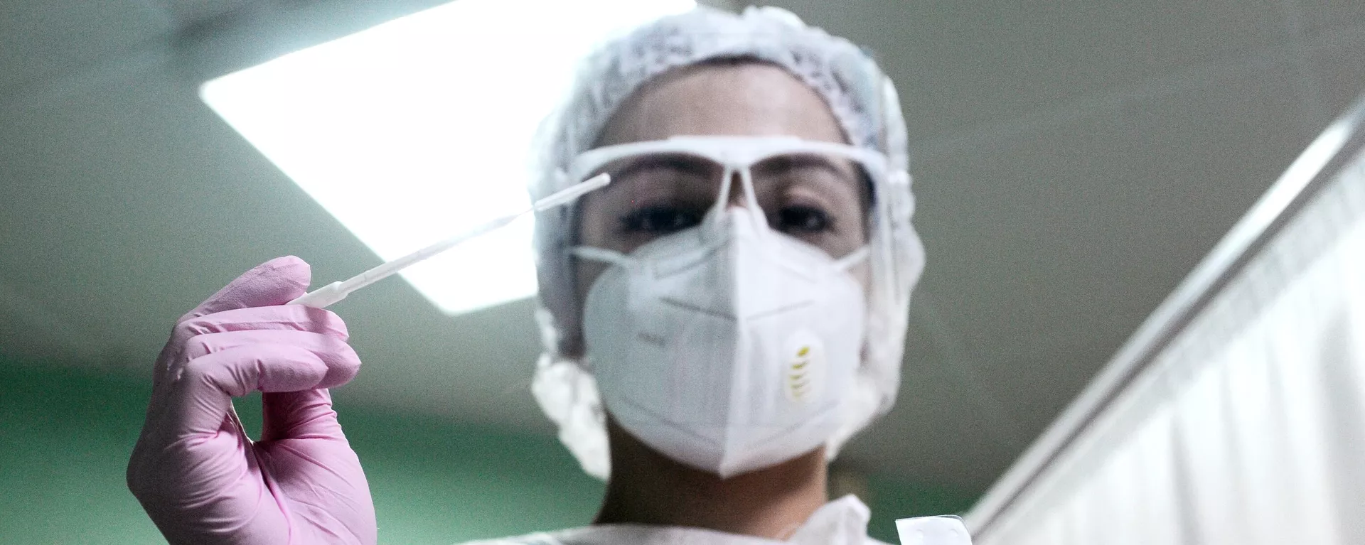 Медицинская сестра с универсальным зондом для взятия ПЦР-теста на коронавирус COVID-19 - Sputnik Тоҷикистон, 1920, 23.12.2023