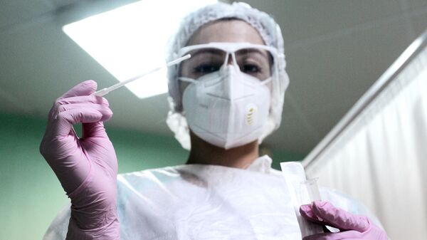 Медицинская сестра с универсальным зондом для взятия ПЦР-теста на коронавирус COVID-19 - Sputnik Таджикистан