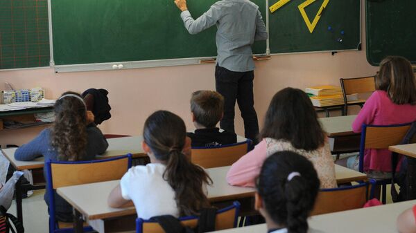 Учитель во время урока. Архивное фото - Sputnik Таджикистан