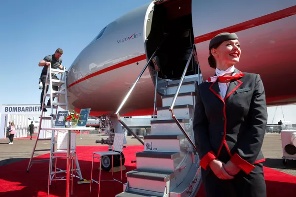 Меҳмондор Анна Орсулик дар назди як ҳавопаймои бизнес-ҷети "VistaJet Global 7500" дар фурудгоҳи Ҳендерсон. Меҳмондор Анна Орсулик дар назди як ҳавопаймои бизнес-ҷети "VistaJet Global 7500" дар фурудгоҳи Ҳендерсон. - Sputnik Тоҷикистон