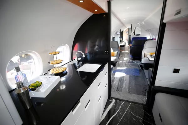 Интерьер бизнес-джета Dassault Aviation Falcon 10X на выставке в Хендерсоне, штат Невада Интерьер бизнес-джета Dassault Aviation Falcon 10X на выставке в Хендерсоне, штат Невада