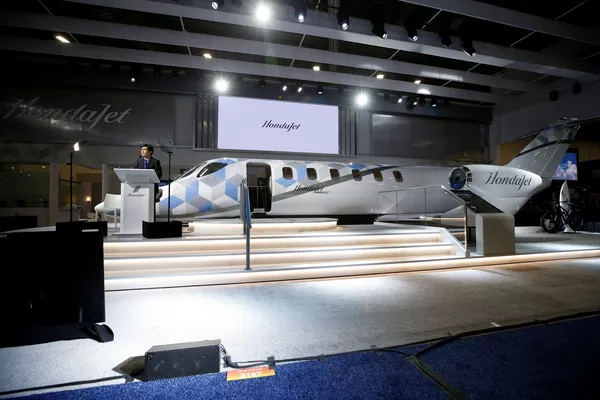 Мичимаса Фуджино, президент ва мудири кулли "Honda Aircraft Company", ҳавопаймои "HondaJet 2600" -ро дар намоишгоҳи NBAA "Business Aviation" муаррифӣ мекунад. Мичимаса Фуджино, президент ва мудири кулли "Honda Aircraft Company", ҳавопаймои "HondaJet 2600" -ро дар намоишгоҳи NBAA "Business Aviation" муаррифӣ мекунад. - Sputnik Тоҷикистон