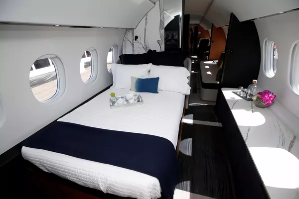 Кати хоб дар дохили бизнес-ҷети "Dassault Aviation Falcon 10X" дар фурудгоҳи Ҳендерсон. Кати хоб дар дохили бизнес-ҷети "Dassault Aviation Falcon 10X" дар фурудгоҳи Ҳендерсон. - Sputnik Тоҷикистон