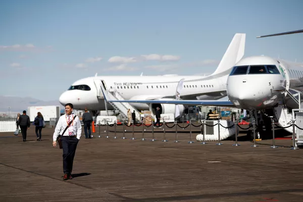 Меҳмонон зимни тамошои бизнес-ҷети "Airbus" (L) ва "Bombardier" дар фурудгоҳи иҷроияи Ҳендерсон дар намоишгоҳи NBAA "Business Aviation" дар Ҳендерсон. Меҳмонон зимни тамошои бизнес-ҷети "Airbus" (L) ва "Bombardier" дар фурудгоҳи иҷроияи Ҳендерсон дар намоишгоҳи NBAA "Business Aviation" дар Ҳендерсон. - Sputnik Тоҷикистон