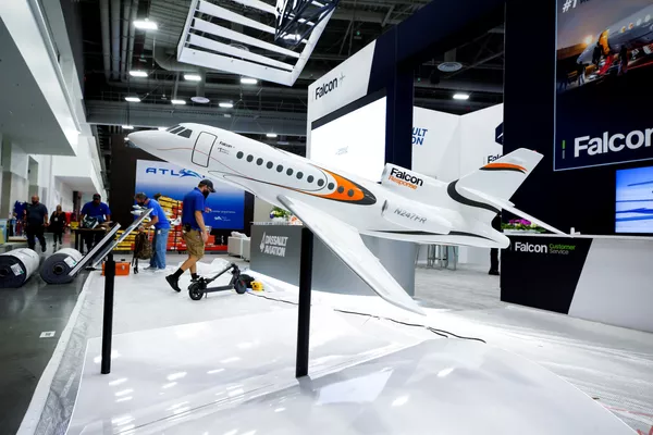 Коргарон ба намоишгоҳи NBAA "Business Aviation" омодагӣ мебинанд. Коргарон ба намоишгоҳи NBAA "Business Aviation" омодагӣ мебинанд. - Sputnik Тоҷикистон