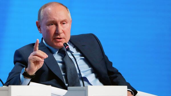 Президент РФ В. Путин принял участие в пленарном заседании форума Российская энергетическая неделя - Sputnik Таджикистан