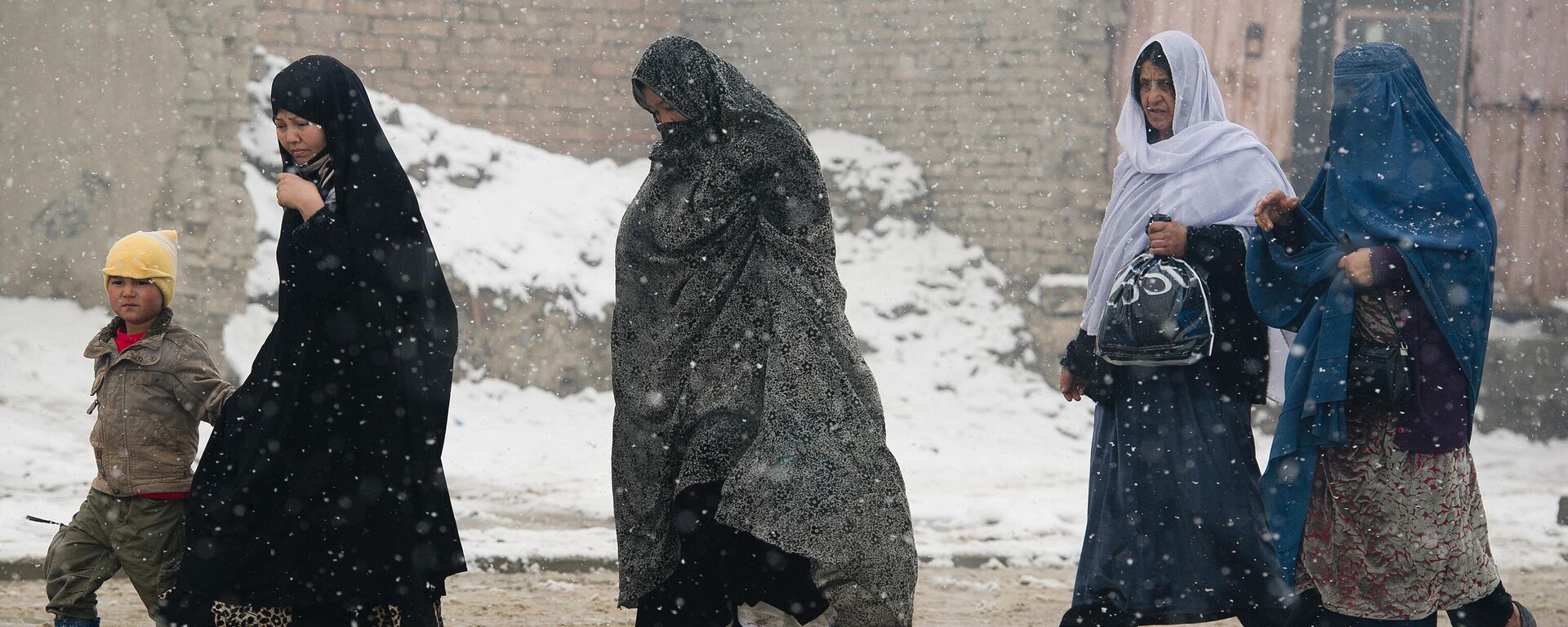 Афганские жители идут по улице во время снегопада в Кабуле, архивное фото - Sputnik Тоҷикистон, 1920, 27.10.2021