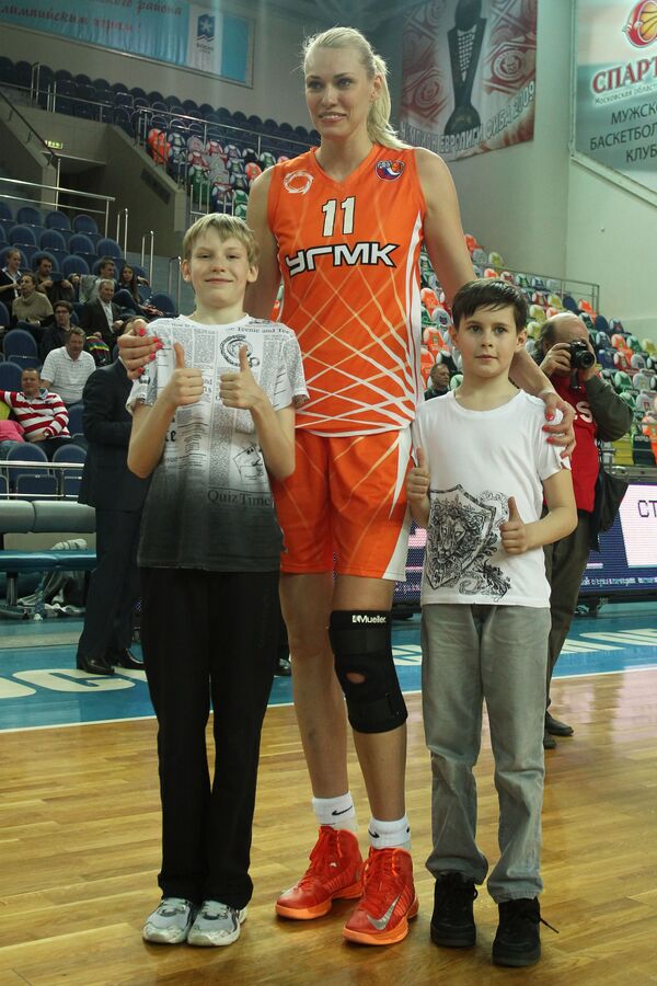 Российская баскетболистка Мария Степанова имеет рост 2,03 метра.  - Sputnik Таджикистан