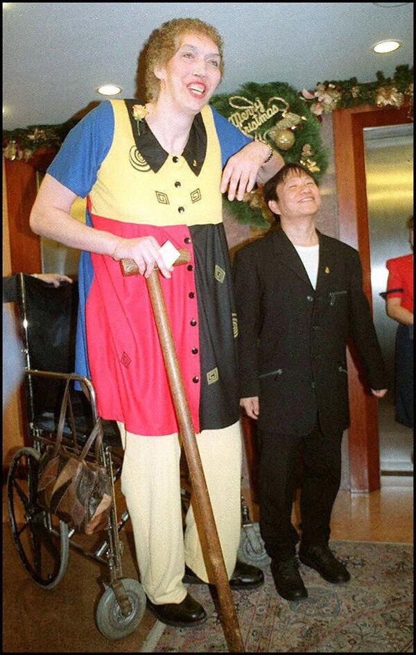 Сэнди Аллен - известная американская актриса цирка и кино. До момента смерти в 2009-м считалась самой высокой женщиной в мире. Ее рост составлял 2,32 метра. - Sputnik Таджикистан