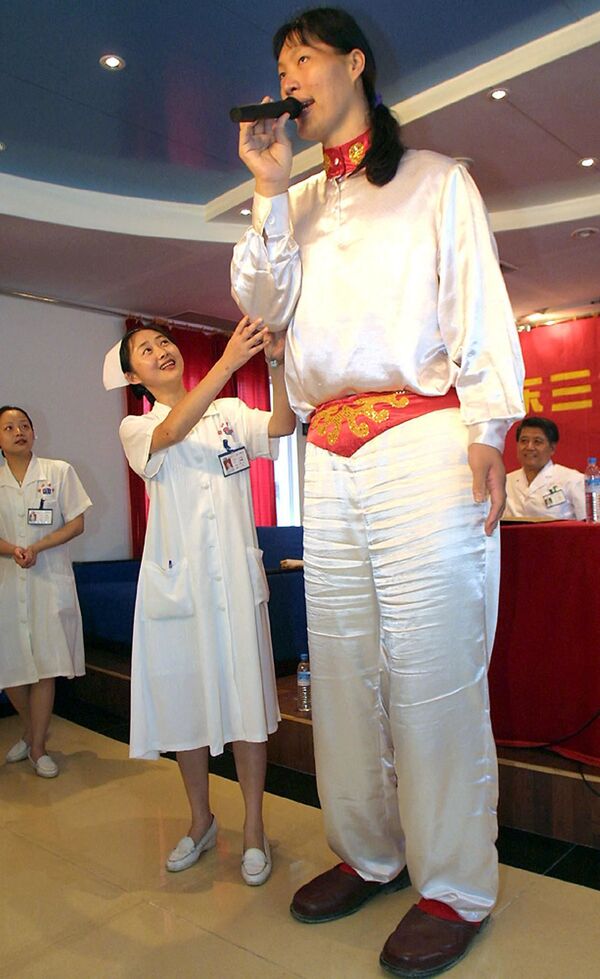 Самая высокая женщина в Азии - жительница Китая Яо Дефэн (2,3 метра). - Sputnik Таджикистан