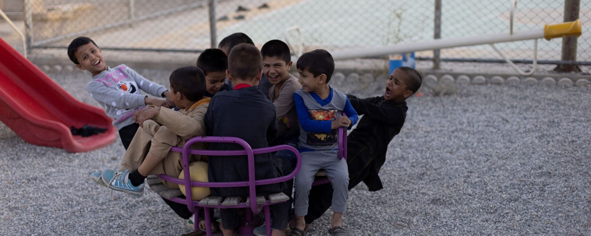 Дети из приюта играют во дворе после школьных занятий, Кабул - Sputnik Тоҷикистон, 1920, 21.12.2021