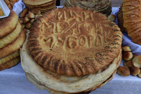 Не обошлось и без традиционной выпечки с праздничными надписями. - Sputnik Таджикистан