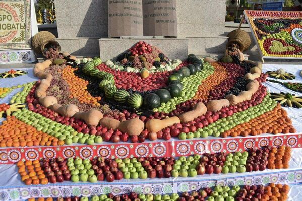 Фермеры сложили овощи и фрукты в затейливые композиции. - Sputnik Таджикистан
