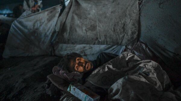 Наркоман, спящий под мостом в Кабуле, где собираются сотни наркозависимых  - Sputnik Тоҷикистон