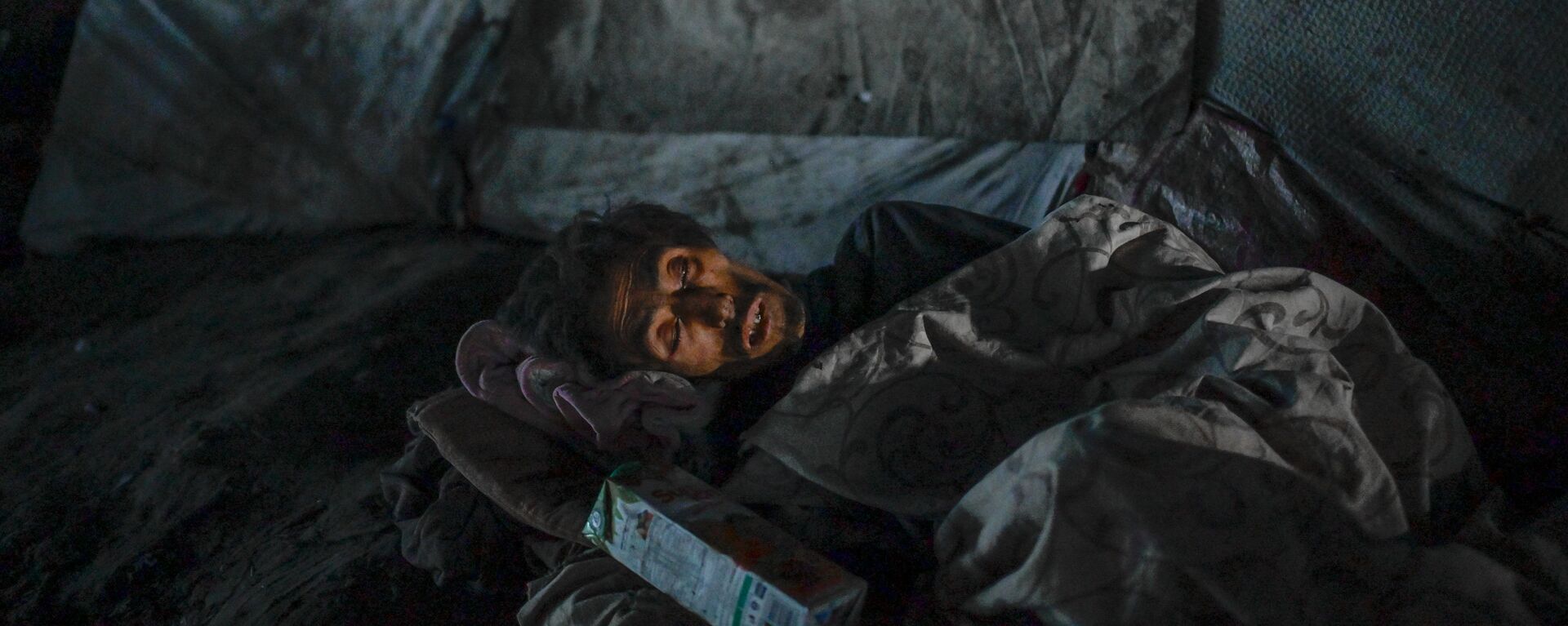 Наркоман, спящий под мостом в Кабуле, где собираются сотни наркозависимых  - Sputnik Тоҷикистон, 1920, 30.10.2021