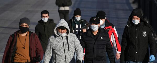 Пешеходы идут по Патриаршему мосту в Москве, архивное фото - Sputnik Таджикистан