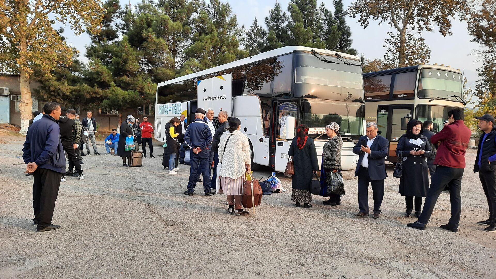 Первая группа пассажиров автобуса Худжанд-Ташкент - Sputnik Таджикистан, 1920, 01.11.2022