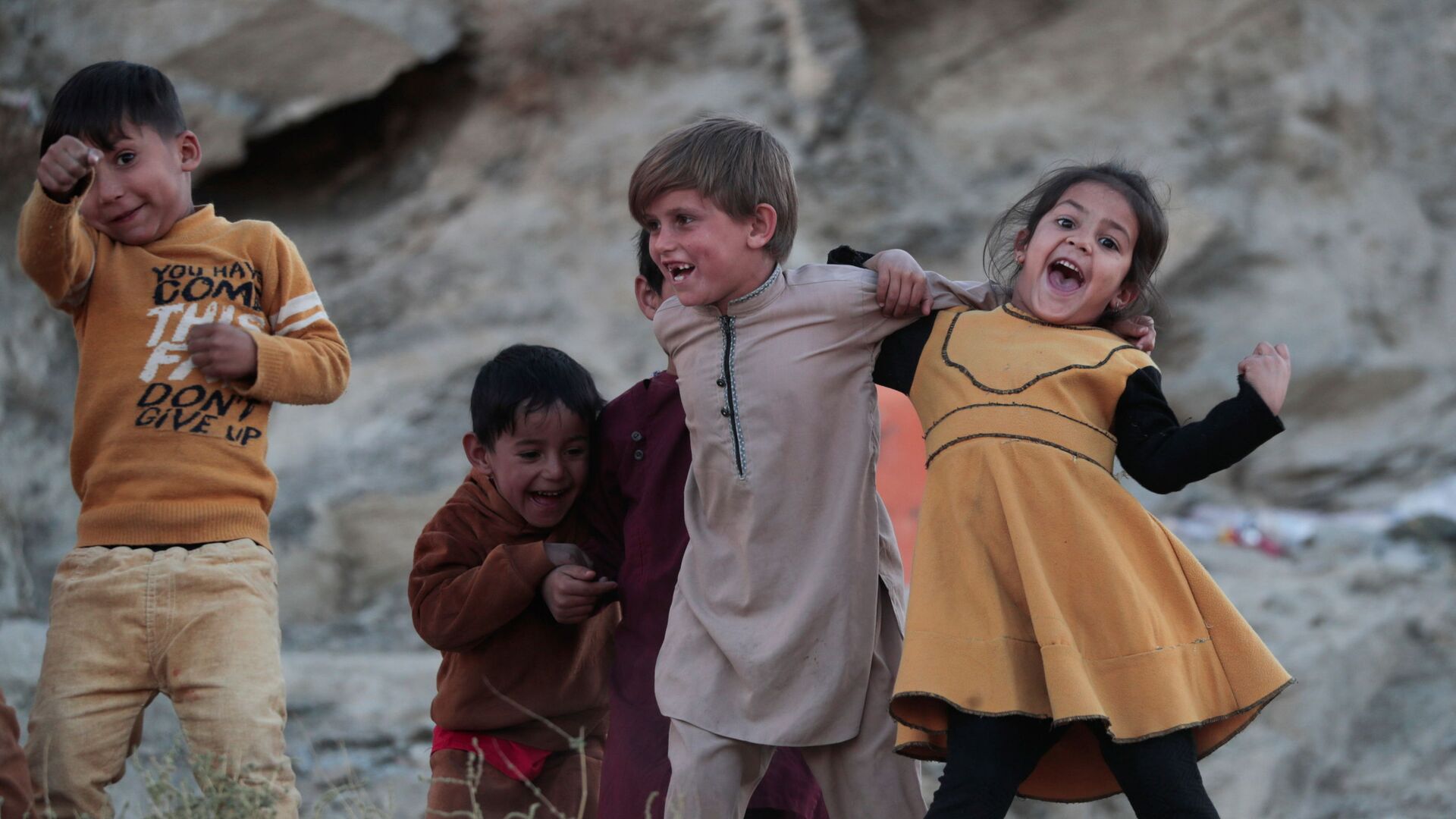 Дети играют возле своего дома в Кабуле - Sputnik Тоҷикистон, 1920, 06.04.2022
