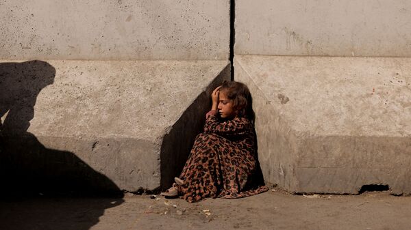 Девочка между бетонными заграждениями в Кабуле - Sputnik Тоҷикистон